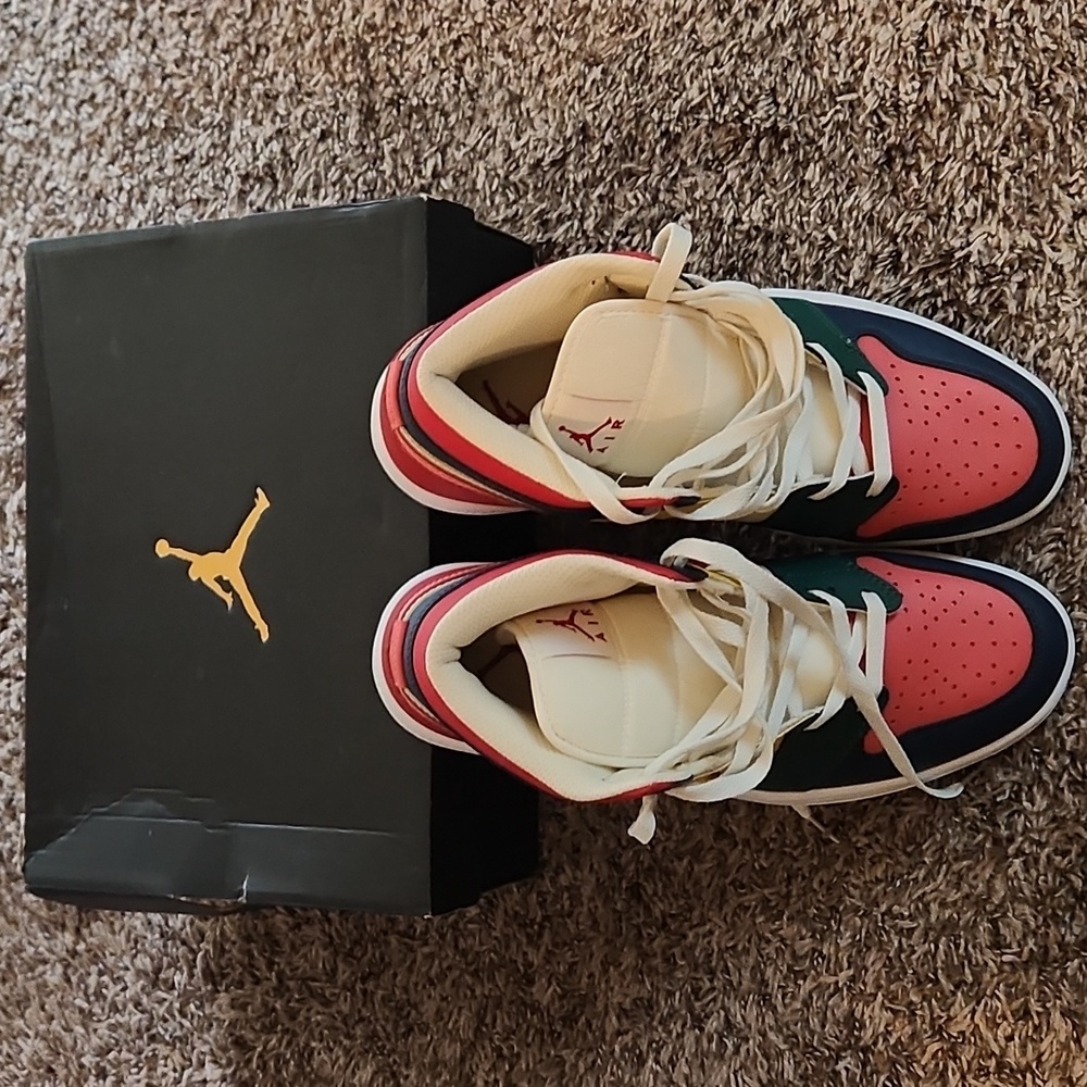 EXCLUSIVE Jordan 1 Mids (Unisex)